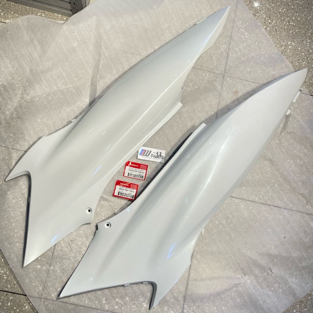 COVER BODY SAMPING BELAKANG PCX 150 LED LOKAL PUTIH SET KANAN KIRI ORIGINAL AHM 83510 83610 K97 T00Y