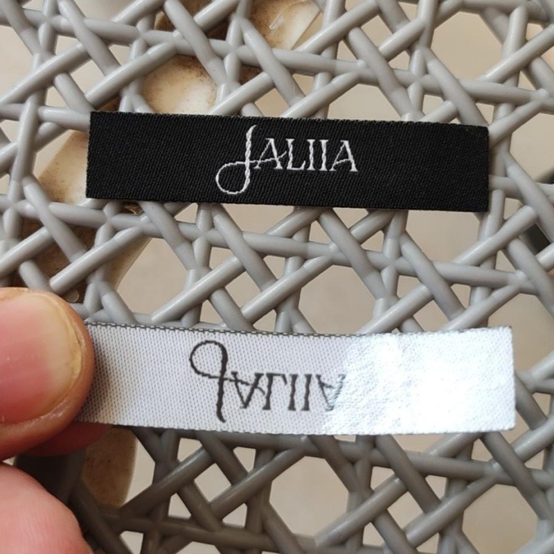 

500pcs Custom Black Hot iron on Woven Labels 6 * 1.3 cm Heat press Straight cut cloth label