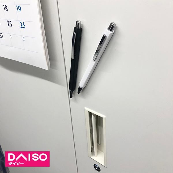 

Daiso ballpoint pen with magnet - Hitam