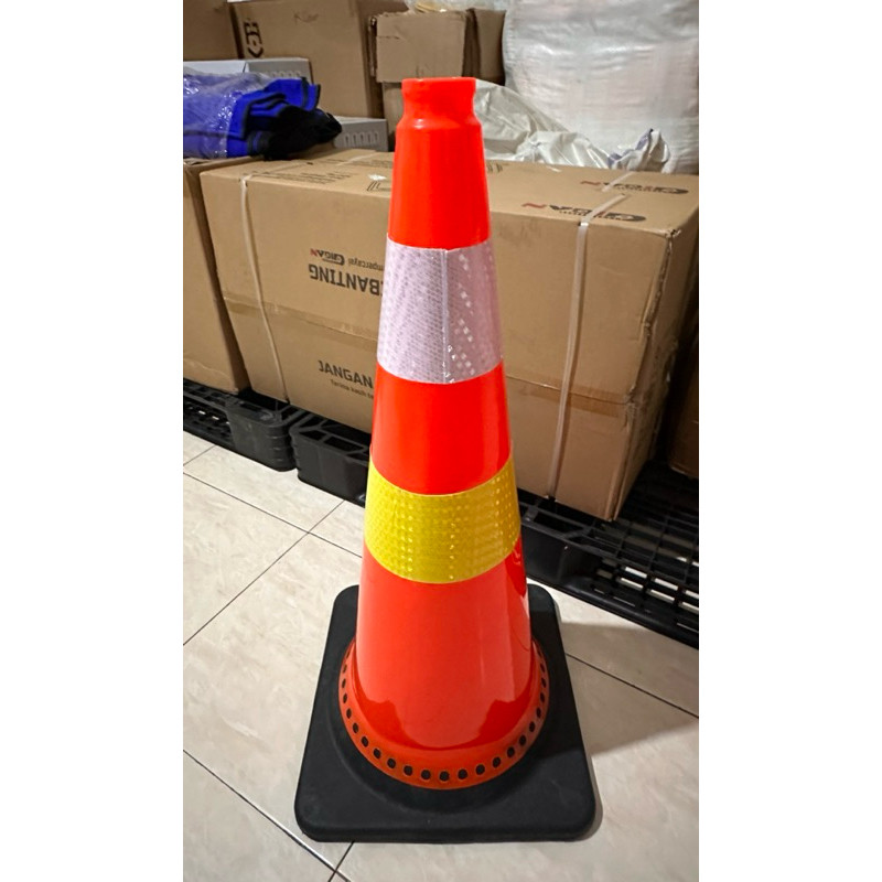 Traffic Cone 75 Cm Base Hitam / Kerucut Lalu Lintas Karet