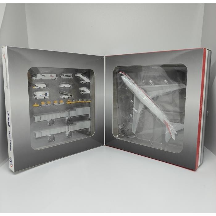 The First Queen B747-100 N7470 + Free GSE Set By JC Wings 1:400 Scale