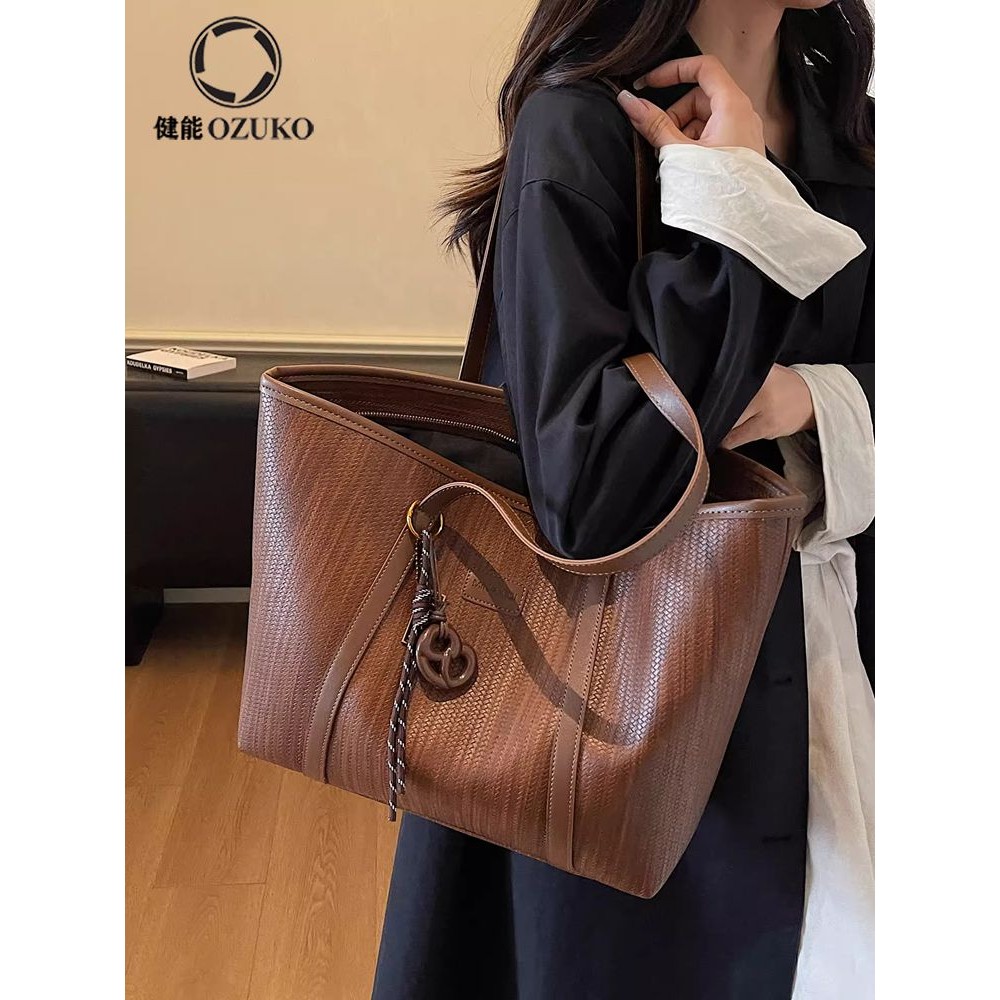 Tas bahu berkapasitas besar, tas bahu bergaya wanita