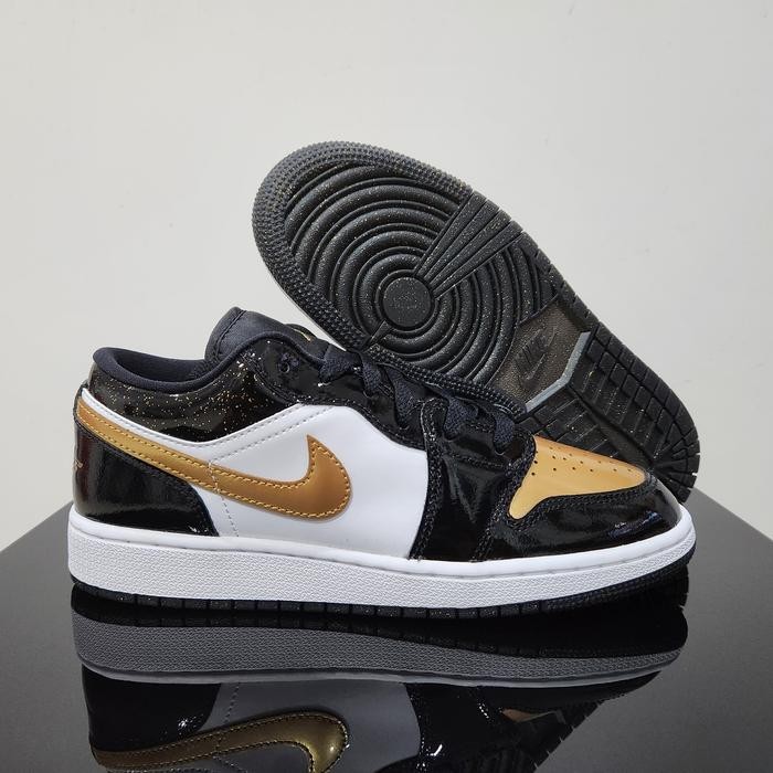 sepatu sneakers wanita air jordan 1 low gold toe