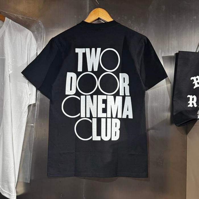 HOT TWO DOOR CINEMA CLUB - TOURIST HOSTORY TSHIRT BLACK - M