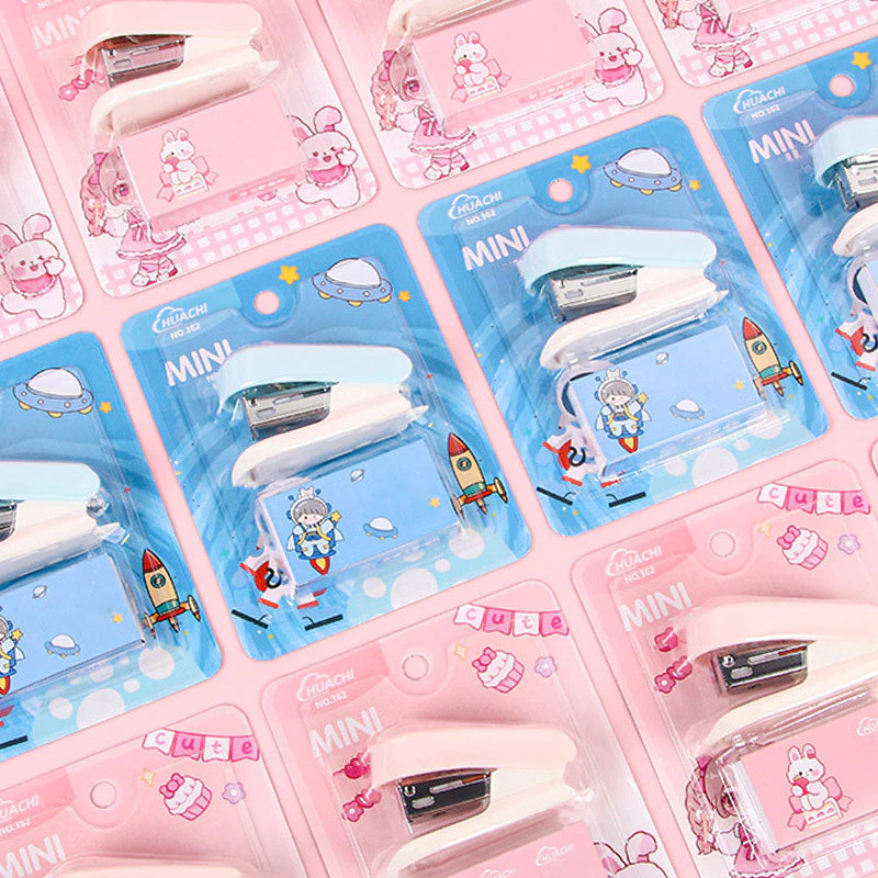 

HM Staples Mini Set Stapler Portable Lucu Karakter Aksesoris Perlengkapan Kantor Free Isi Staples