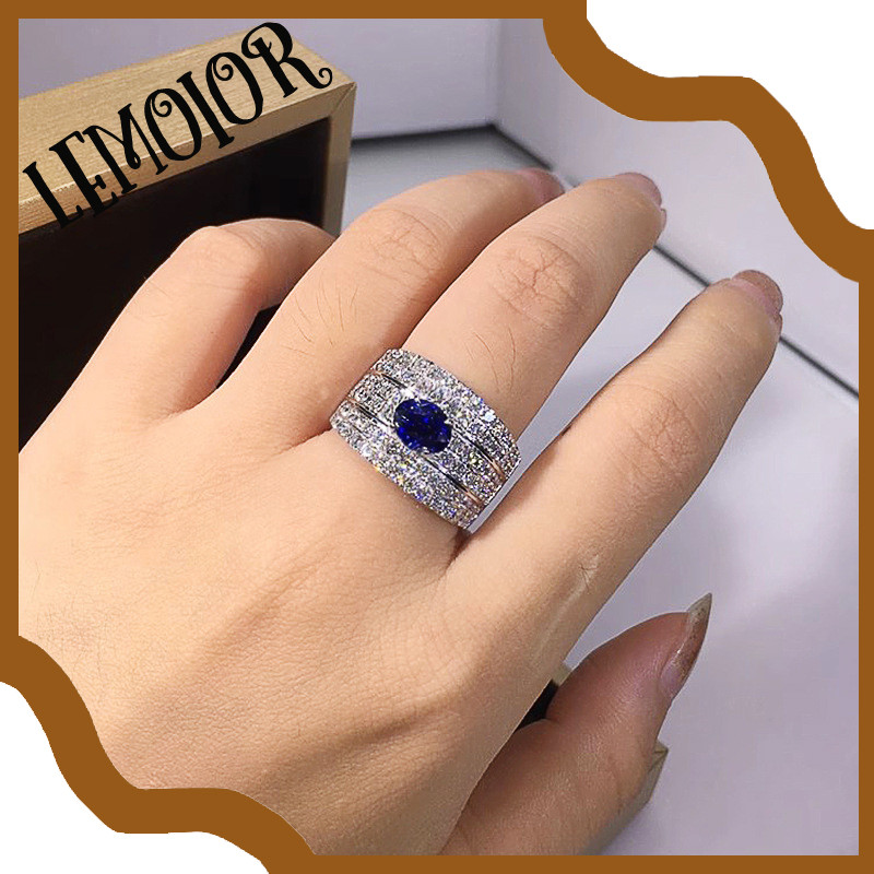 Cincin Kelas Mewah Menampilkan Desain Tiga Lapis Bertatahkan Berlian Biru dan Aksen Berlian Penuh