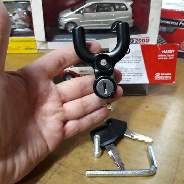 cantolan barang di motor dengan kunci pengaman helm