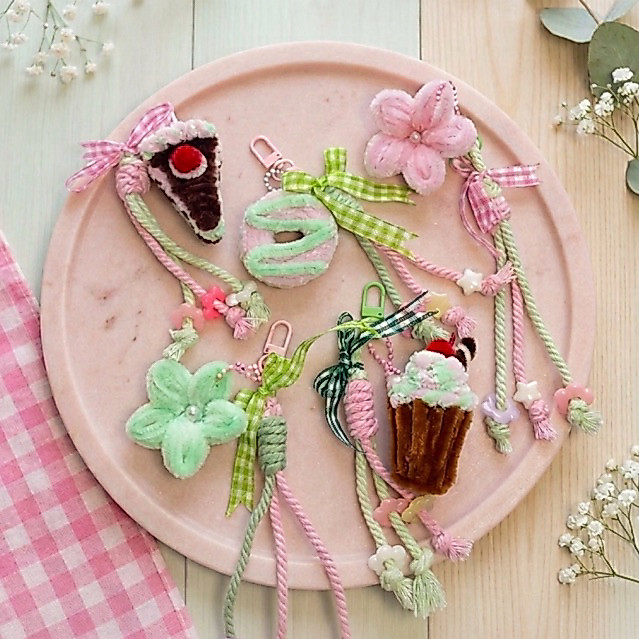 Minesse - (STRAWBERRY MATCHA SERIES) Gantungan Kunci BAG CHARM Tali Macrame dan  Kawat Bulu Bunga Ka
