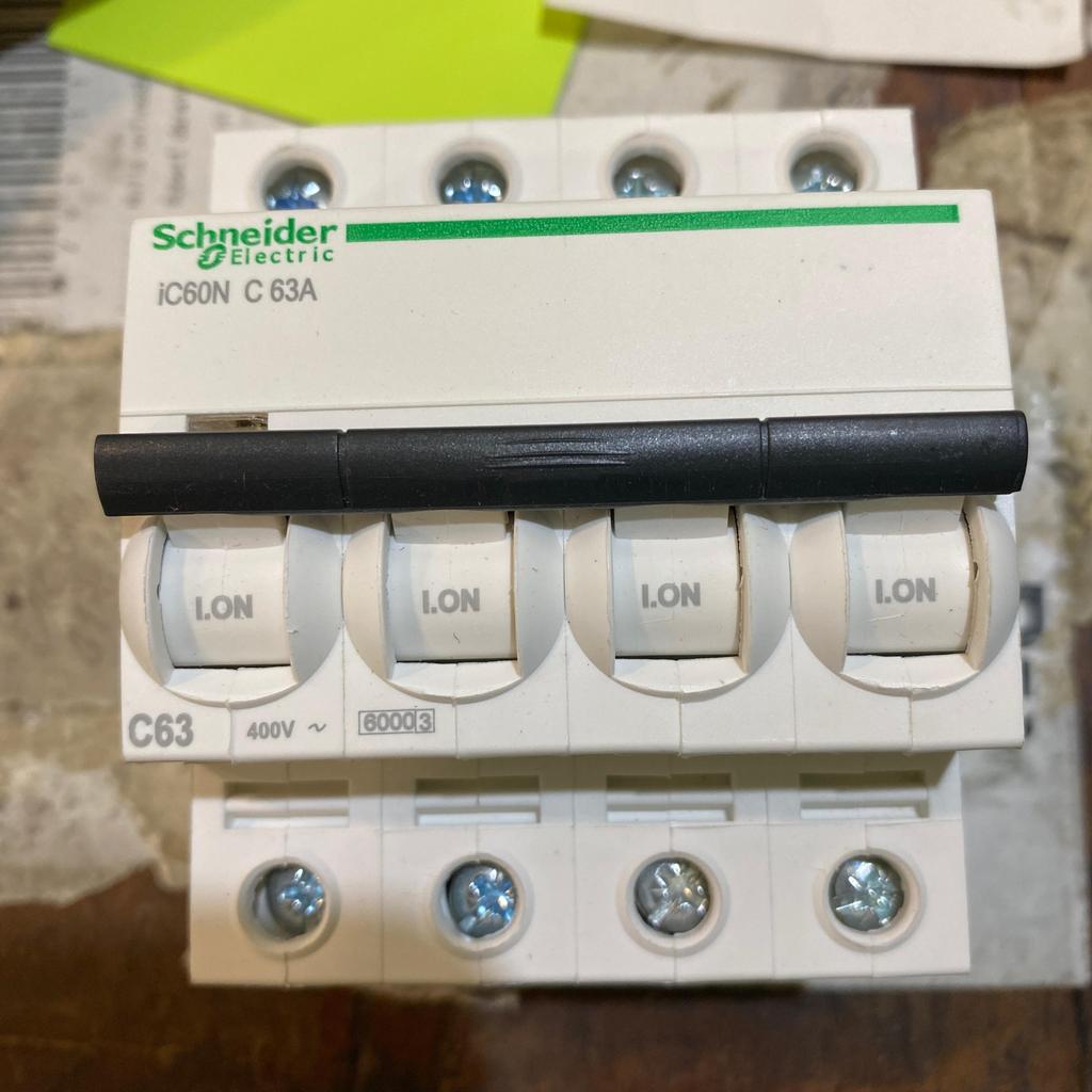 Mcb 4p c63A schneider