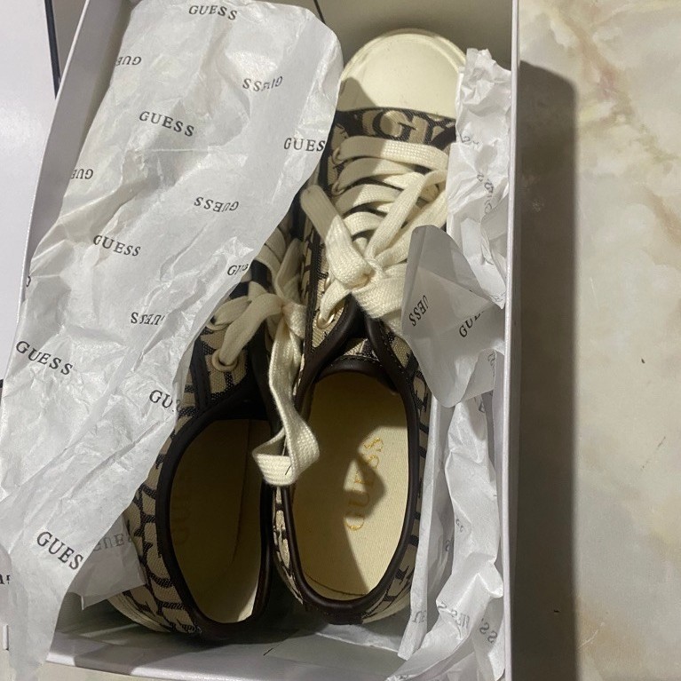 prelov sepatu Guess