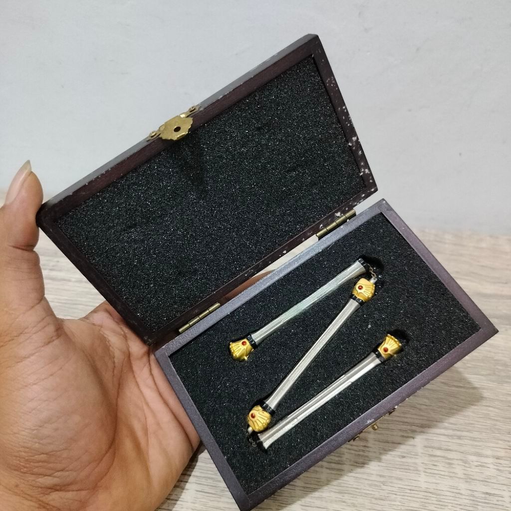 miniatur senjata tongkat komik Hongkong kong