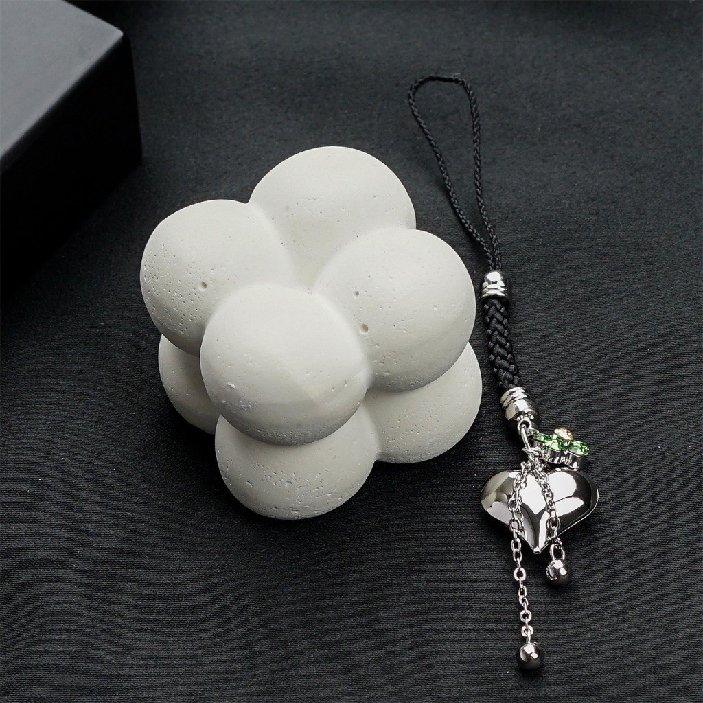 Glamorousky Tali Hitam Elegan dengan Liontin Hati Perak, Motif Bunga Kuning dan Hijau yang Berkilau,