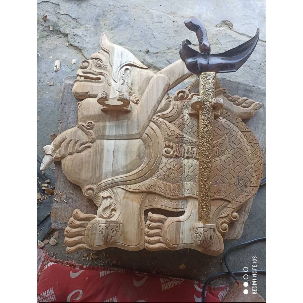 Jagrak Keris Duduk Meja Ukiran Tokoh Wayang Semar Jati Mentahan Tempat Pajangan Vertikal Isi 2 Bilah