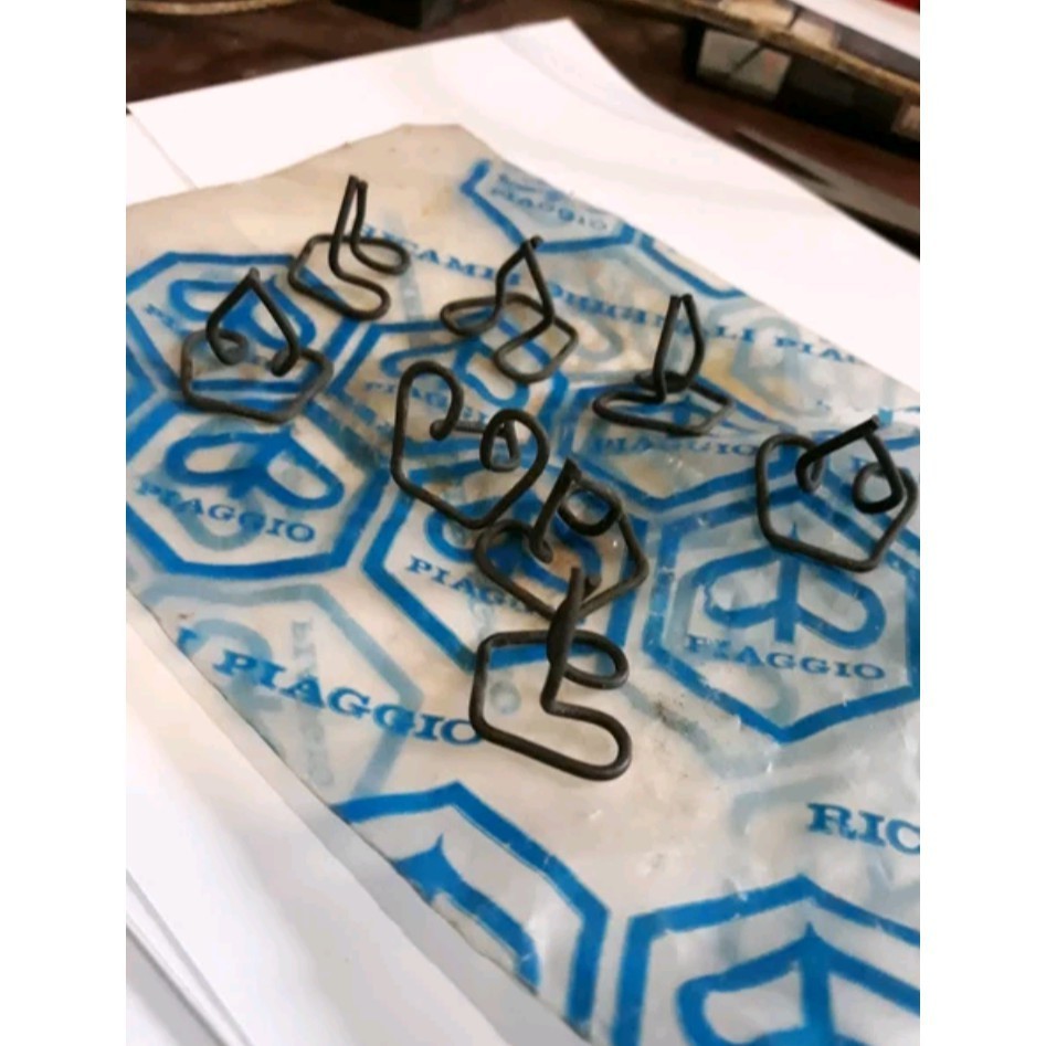klip breket original piaggio hidung dasi untuk vespa pts spesial 100cc 90cc