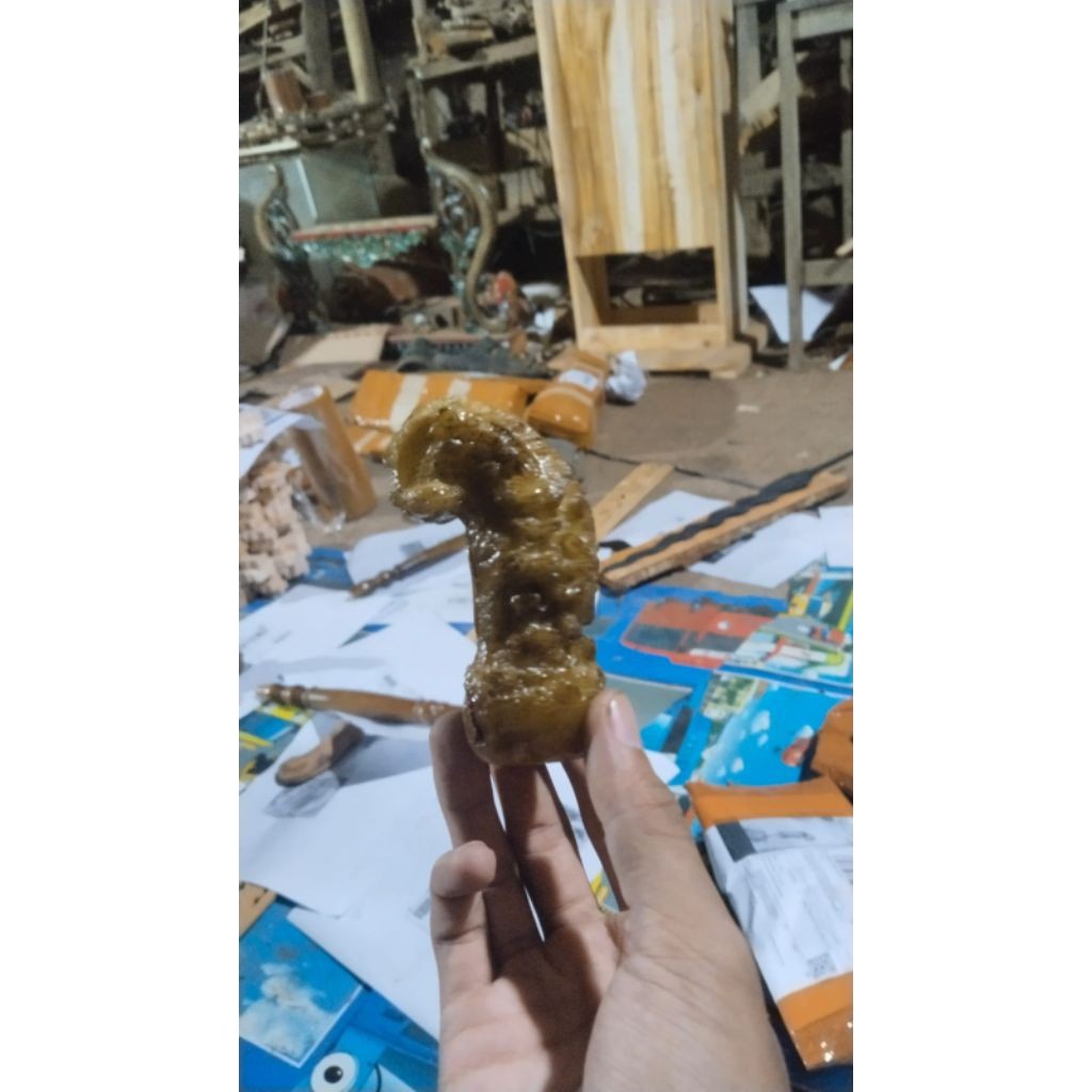 Deder Keris Model Ukir Figuratif Halusan Handle Gagang Hulu Keris Kayu Finishing Plitur Glossy