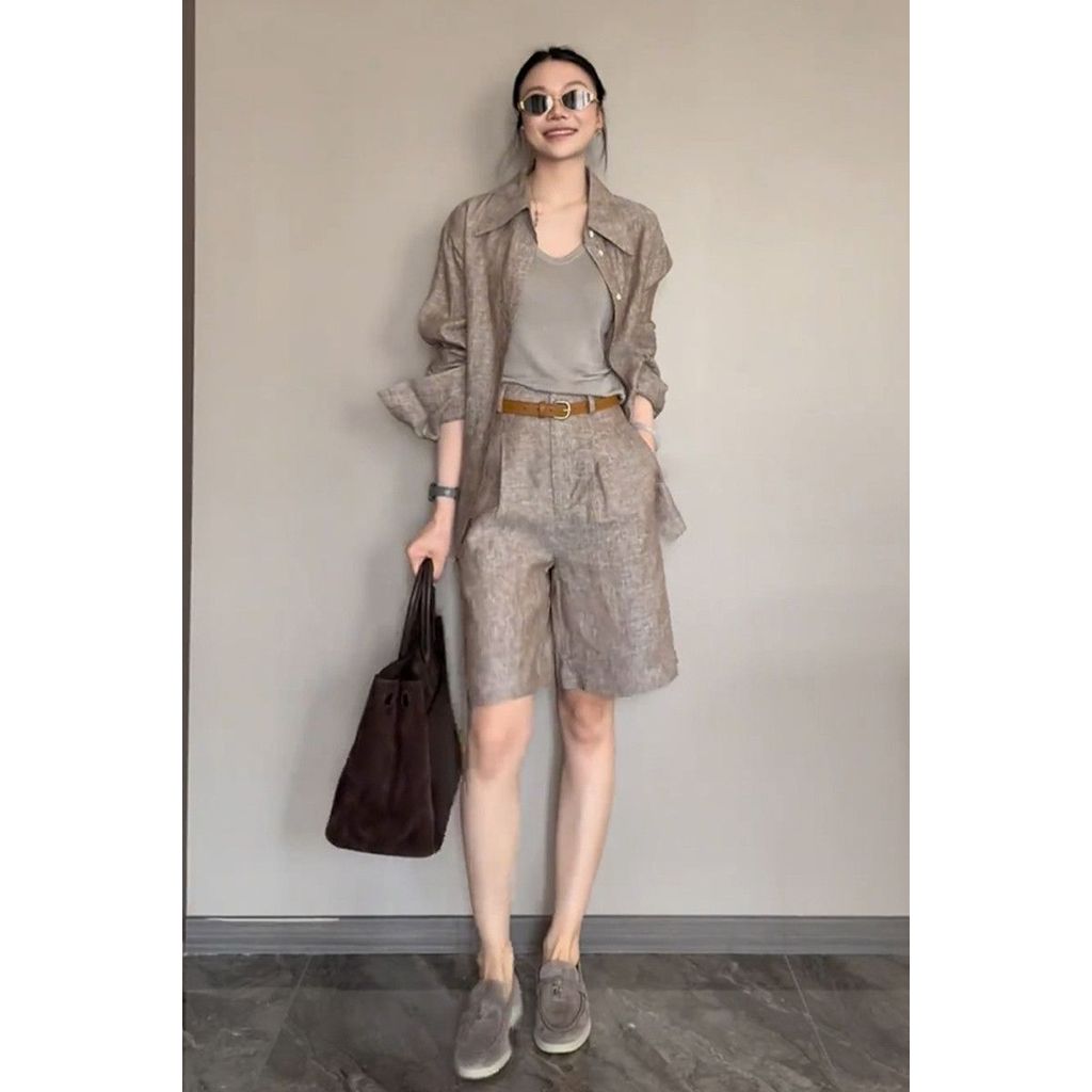 Pakailah kemeja linen coklat kecil, celana pendek, setelan wanita, celana pendek