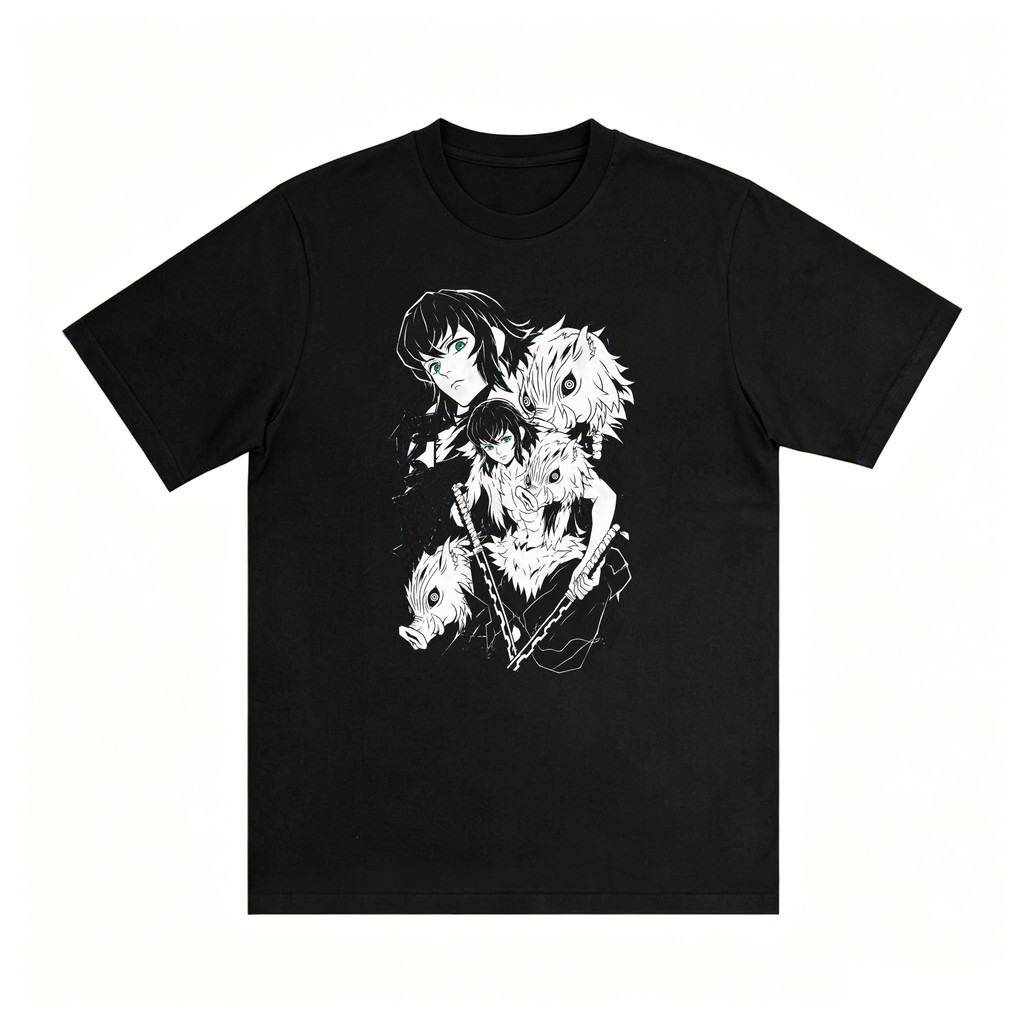Kaos T‑shirt Kimetsu No Yaiba Karakter Inosuke Hashibira Pose Bertarung Memegang Dua Pedang Nichirin