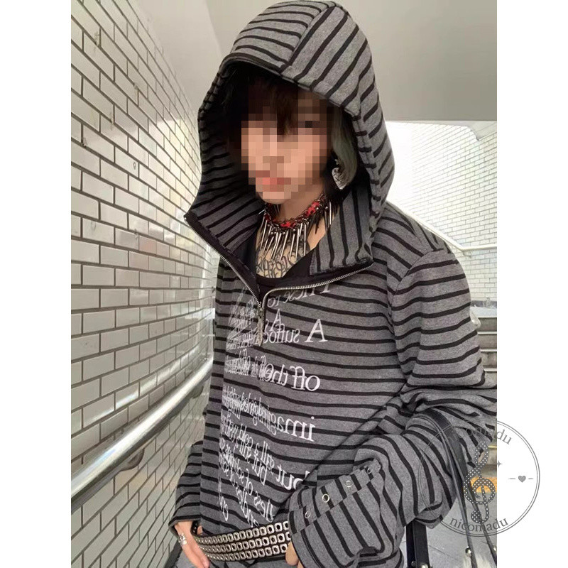 Jaket sweatshirt bergaris dengan slogan gelap bergaya gothic