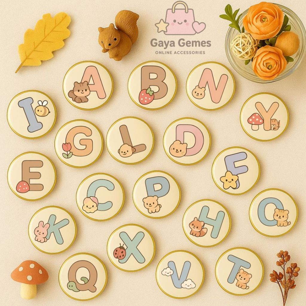 Pin Button Karakter Huruf Alfabet Lucu 44mm – Gaya Gemes