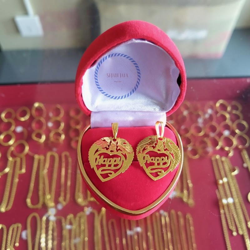 Liontin Happy ukiran daun emas 24 karat