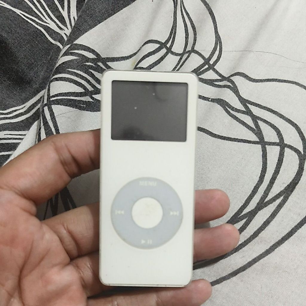 ipod nano gen 1 walfson chips 1 GB baterai baru Jd masih kuat tahan lama seperti baru beli