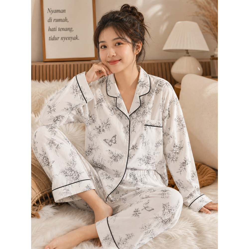 Motif teratai salju ala Tiongkok. Piyama lengan panjang dengan motif teratai salju ala Tiongkok.