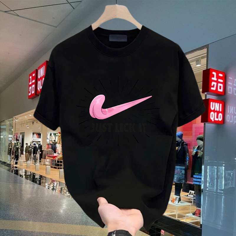Kaos Just Lick It Dengan Grafis Swoosh Pink Dan Tipografi Bold, Kaos Pendek Unisex Berbahan Katun Ny