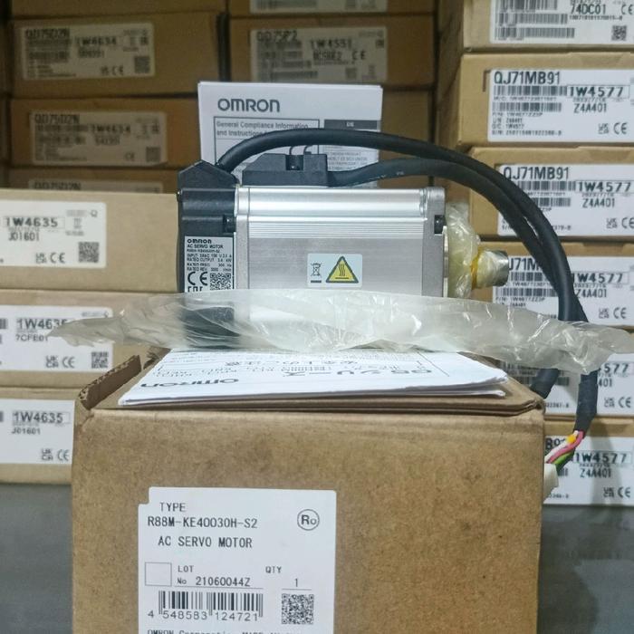 AC SERVO MOTOR OMRON TYPE R88M-KE40030H-S2