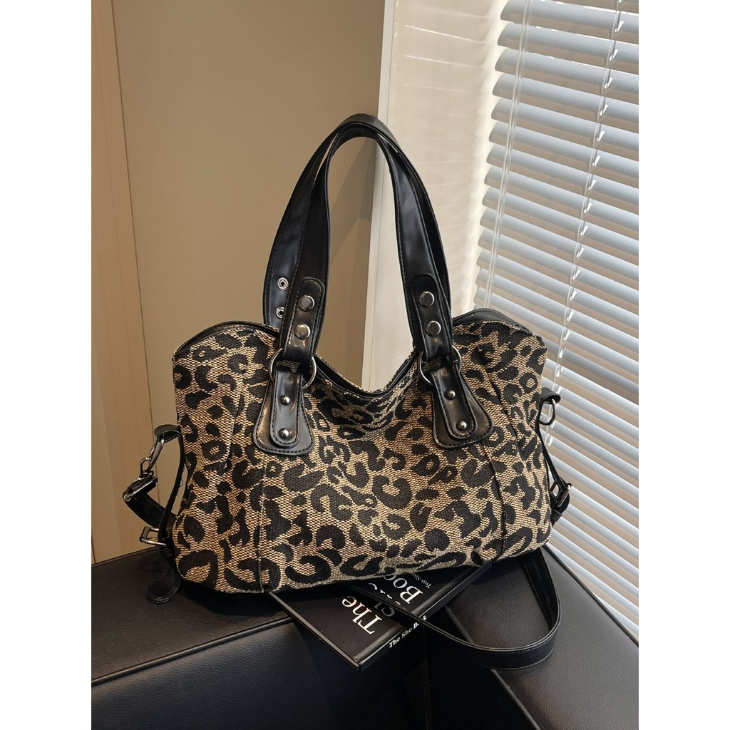 Tas selempang bahu motif macan tutul untuk wanita