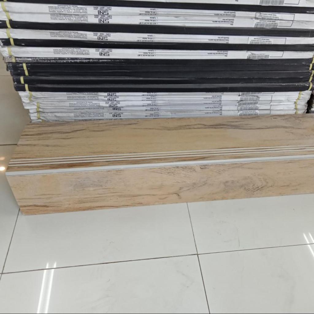 Granit Anak tangga 30x100/20x100 Pine Wood esenza kw 1