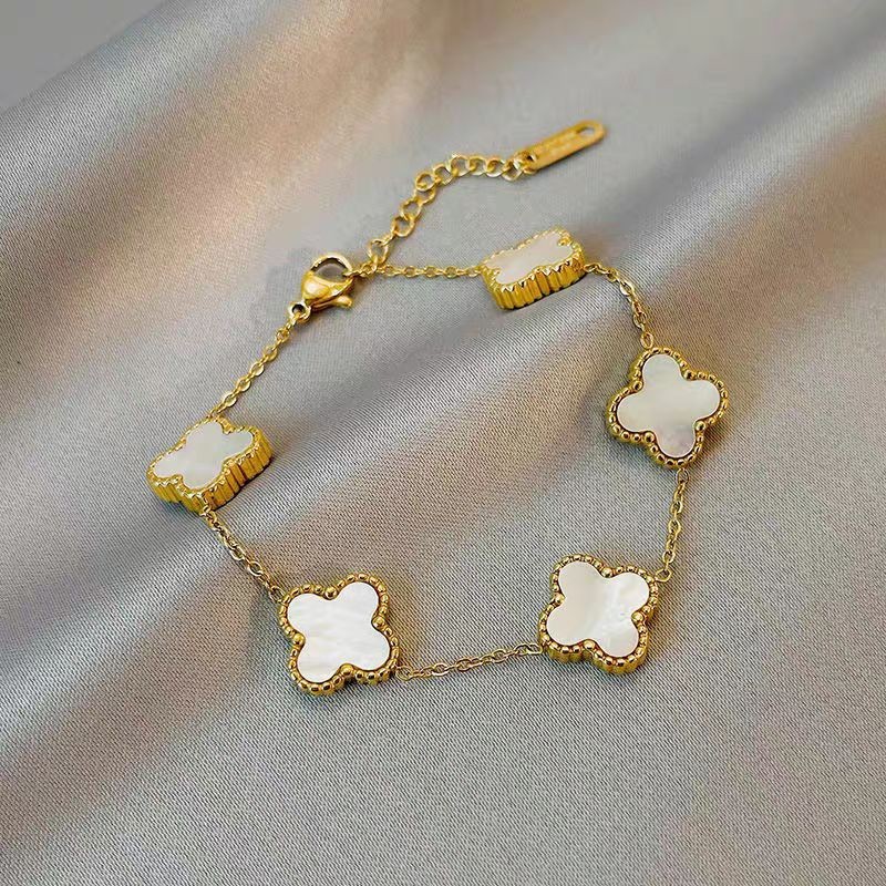 gelang rantai titanium clover putih bergerigi