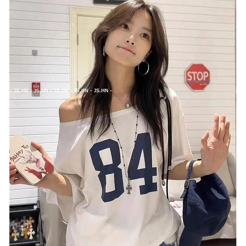 JS.HN-Kaos Lengan Pendek Model Off-shoulder Bergaya Amerika Dengan Angka 84 Untuk Wanita Atasan Puti