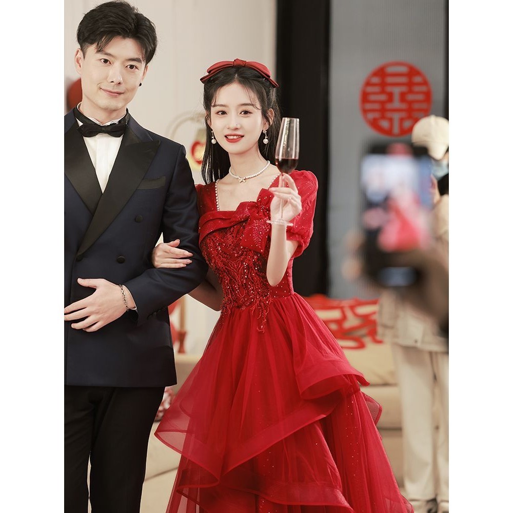 Gaun malam pertunangan pernikahan suasana mewah pengantin wanita gaun pengantin merah