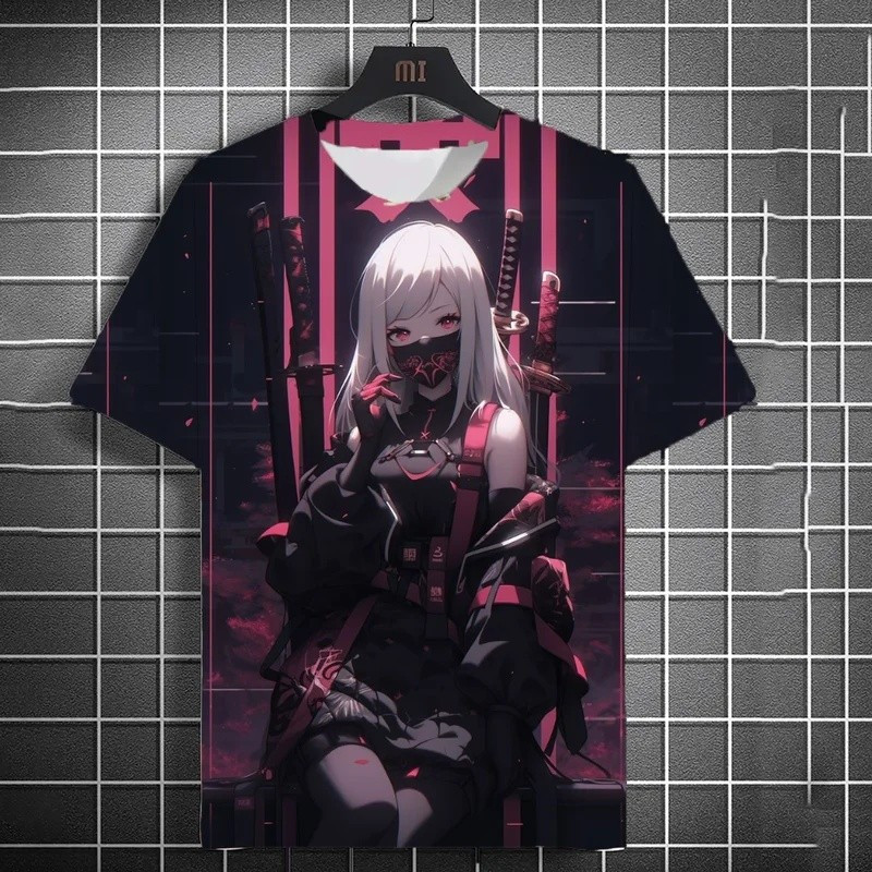 Kaos dengan motif pedang katana samurai Jepang. Cetakan anime, desain khas. Kaos lengan pendek untuk