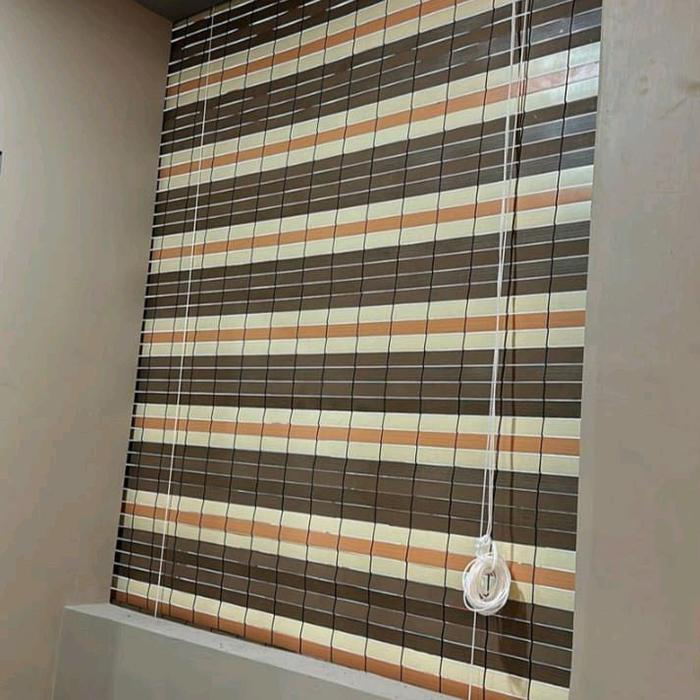 Tirai Kerai Gulung Bahan PVC Outdor Desain Modern cocok untuk menahan Tampias Hujan dan Panas Sinar 
