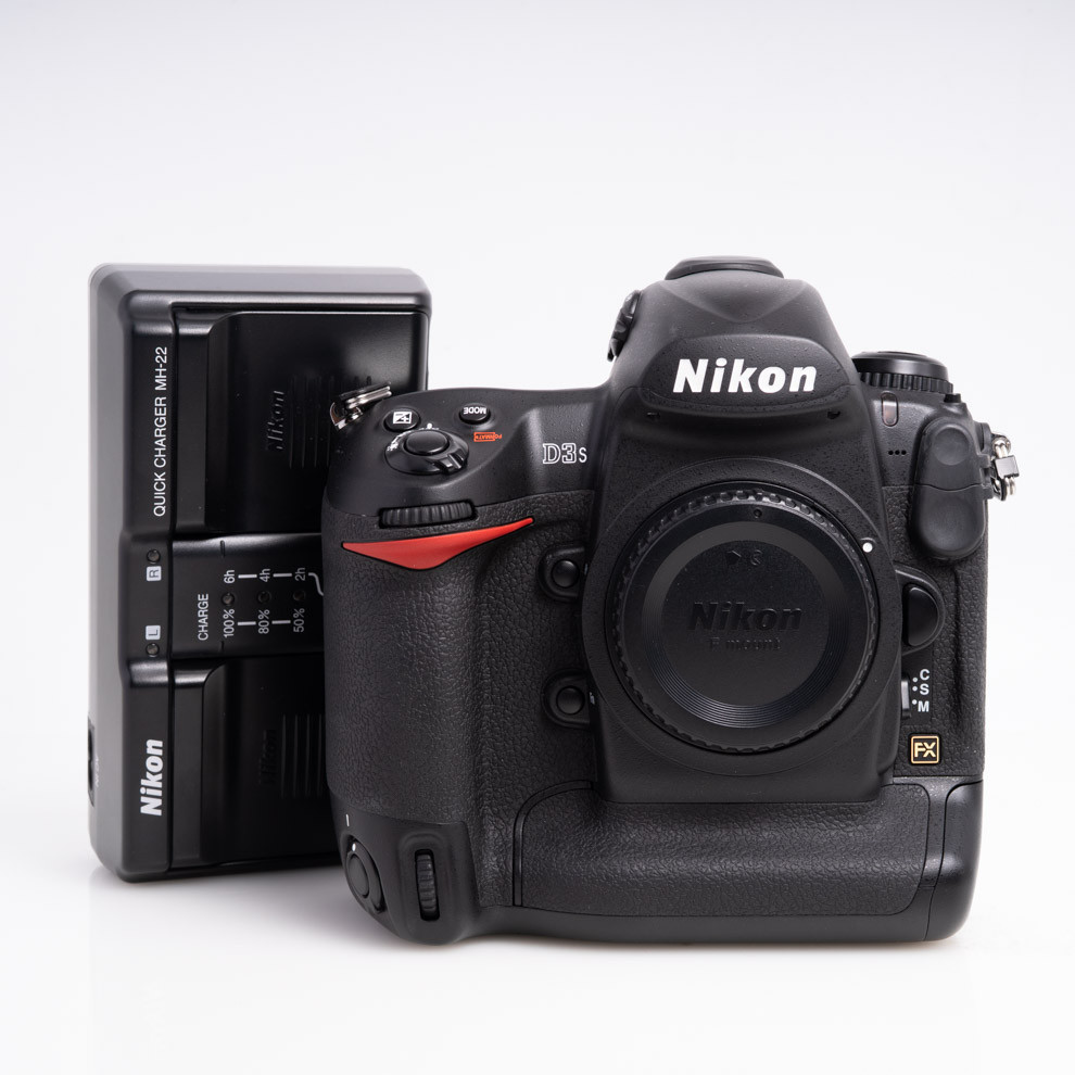 Nikon D3S D3-S Shuttercount 2rb- Like New 694