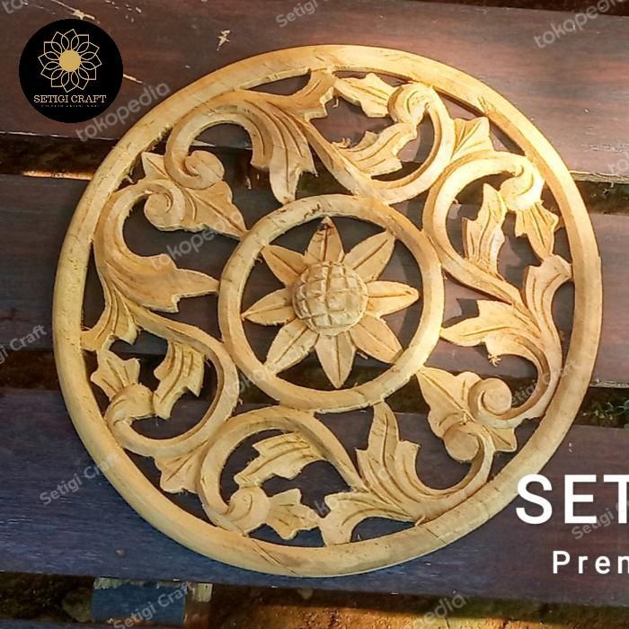 Tempel Berukir Bulat Kayu Jati TB02 - 11 cm bNs