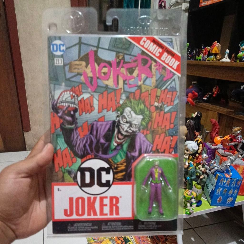 McFARLANE Joker include comic book