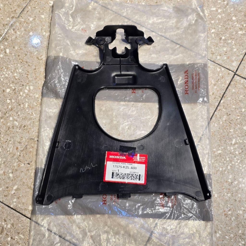 COVER PLASTIK TUTUP ATAS TANGKI BENSIN BAHAN BAKAR SPACY KARBU / FI INJEKSI ORIGINAL AHM 17575 KZL A