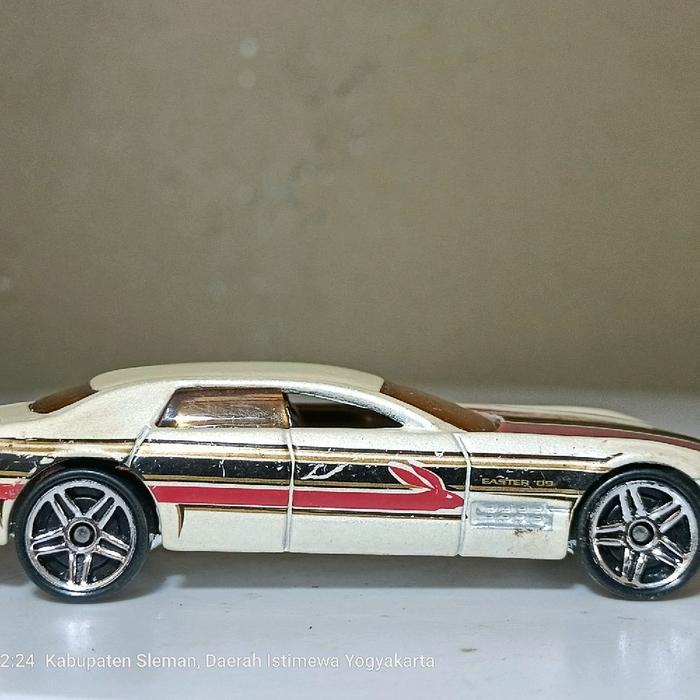 diecast Hot Wheels Cadillac Sixteen putih dari seri Easter Eggsclusives tahun 2009 tanpa kemasan