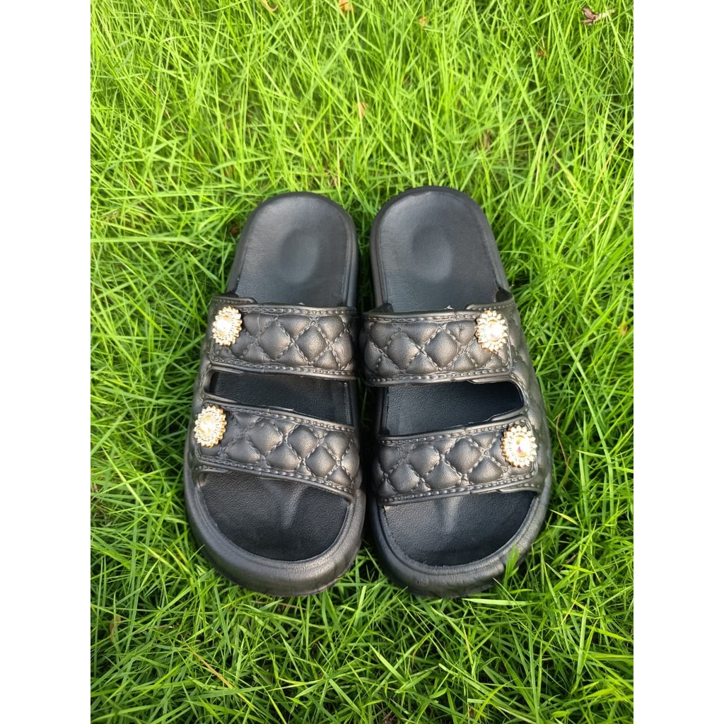Sandal Slop Wanita Sol Tebal Empuk Eva Ringan Tahan Air Sandal Wanita Strap 2 Hiasan Bunga Simple Go
