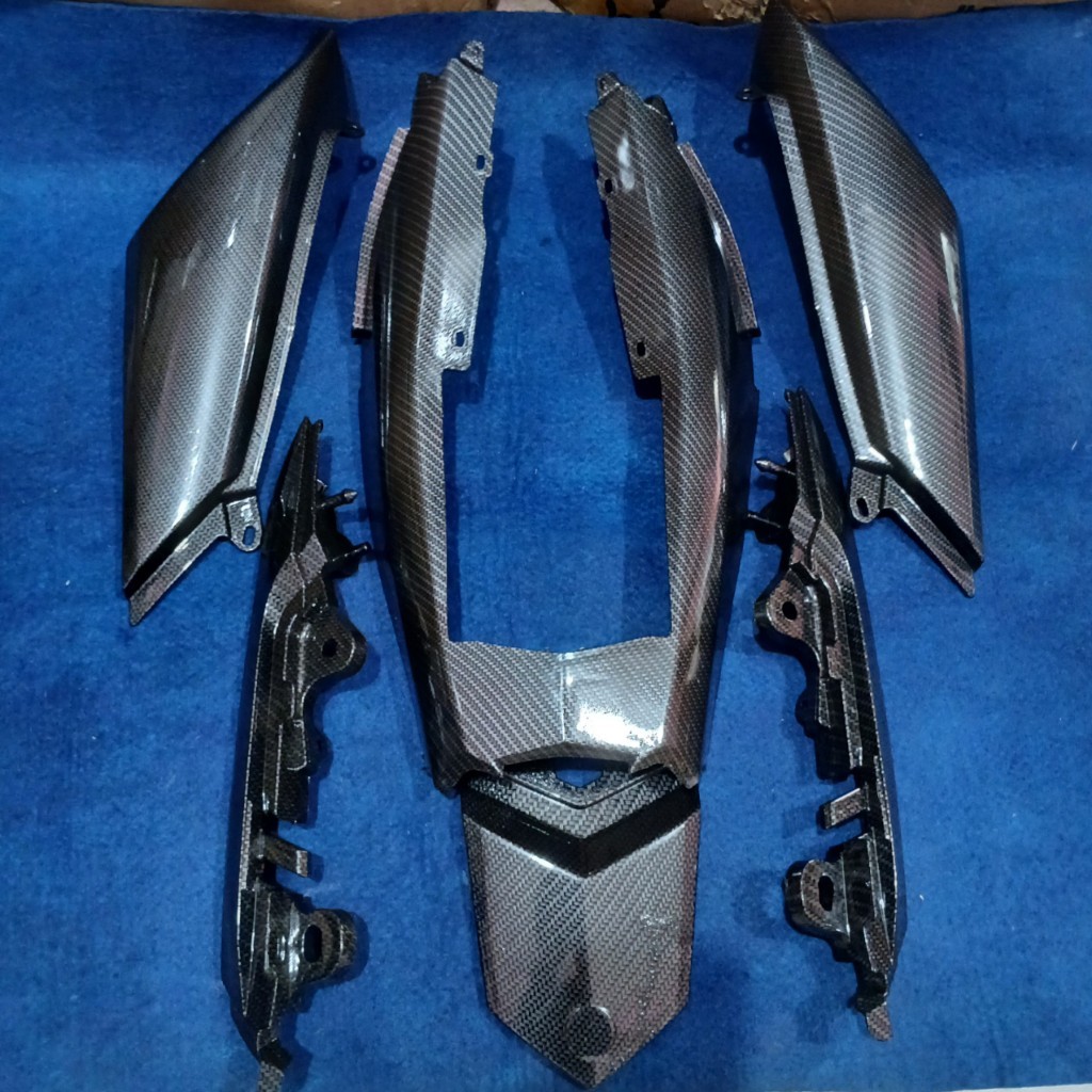 Cover Sambungan Body Samping dan Cover Sambungan Bawah Spakbor Belakang Yamaha Vixion New Karbon / B