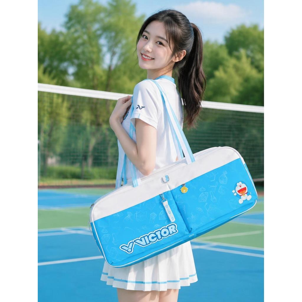 Tas Raket Badminton Kotak VICTOR x Doraemon Multifungsi Anti Air Ada Kompartemen Sepatu Tas Bulutang