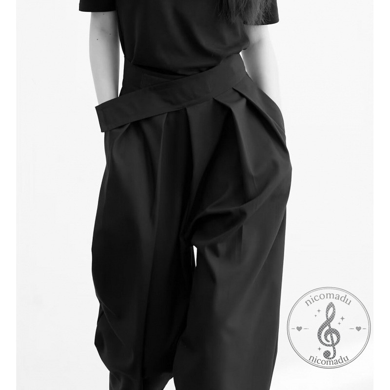 Celana kasual hitam berpinggang tinggi bergaya Yohji Yamamoto dengan desain Velcro