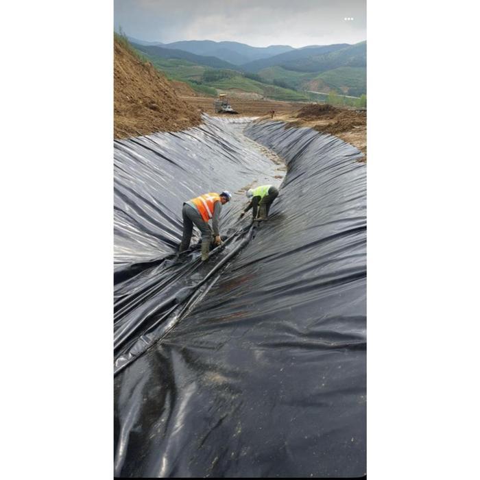 Geomembran 5 meter 300 micron Geomembran HDPETerlaris