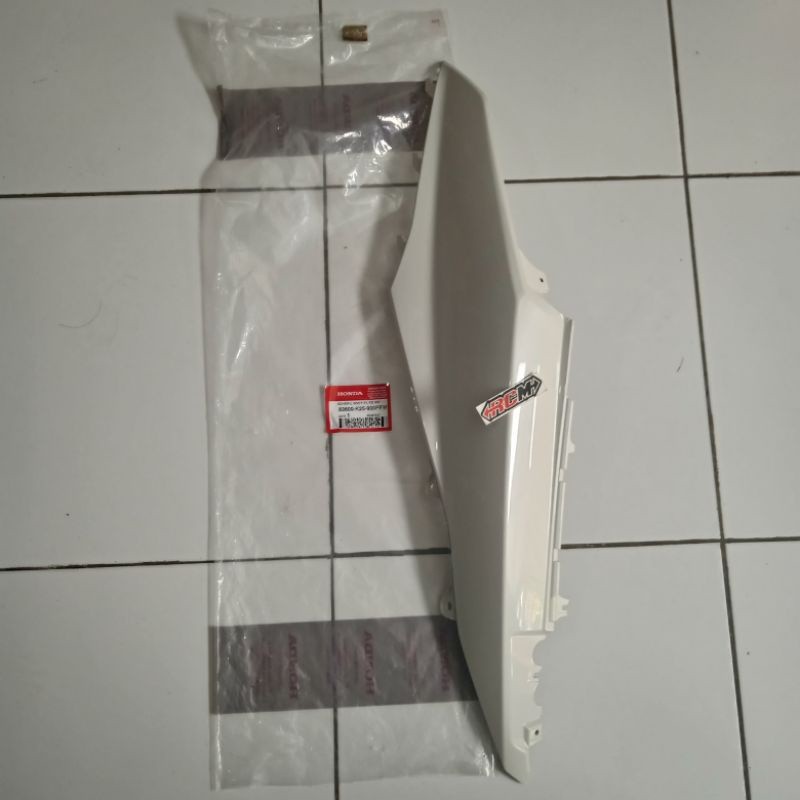 COVER L BODY BODI SAMPING BEAT F1 SEBELAH  KIRI WARNA PUTIH ORI ORIGINAL ASLI HONDA AHM HGP 83600-K2