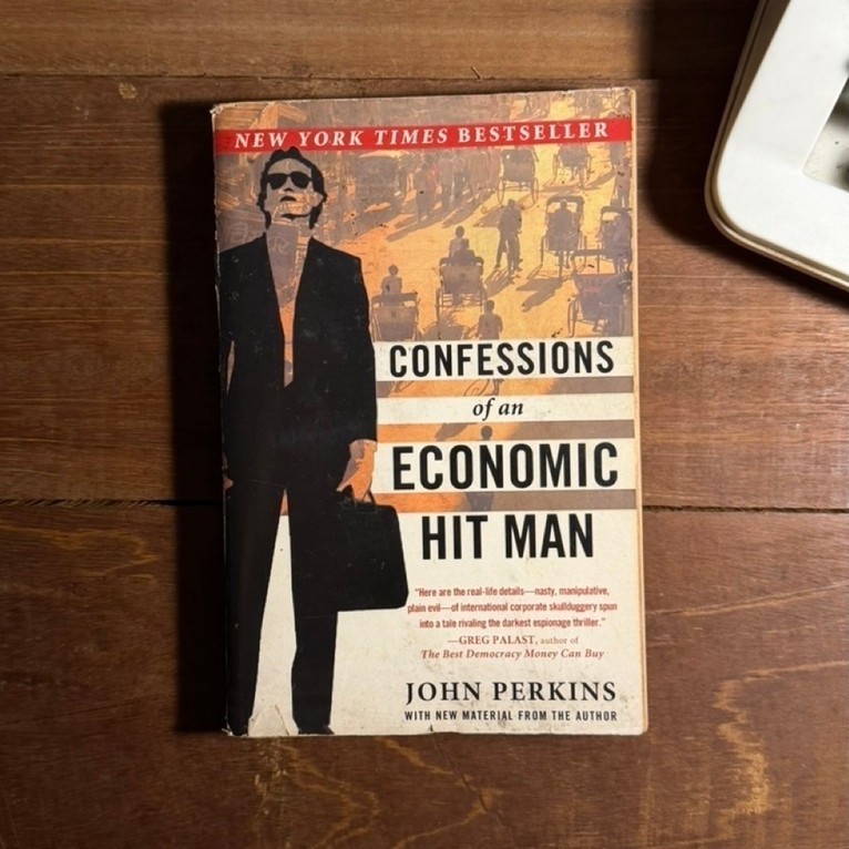 Buku Economic Hit Man - John Perkins