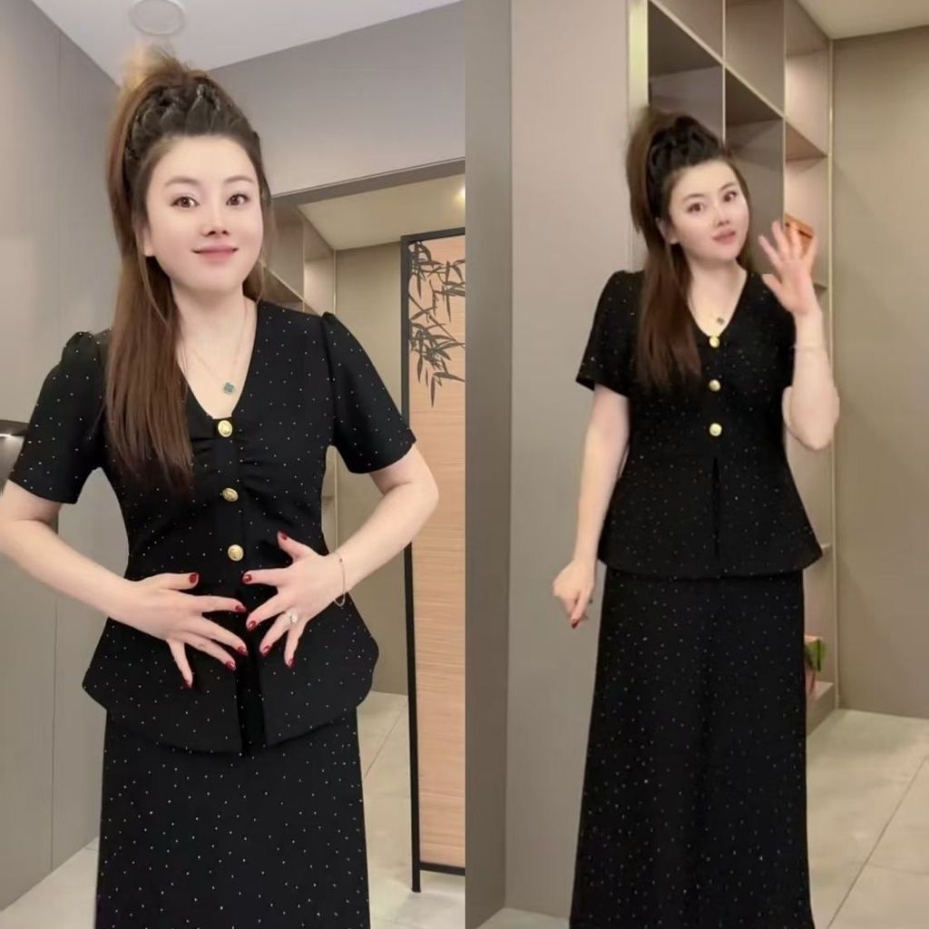 Set Dua Potong Atasan Lengan Pendek dan Rok yang Trendy