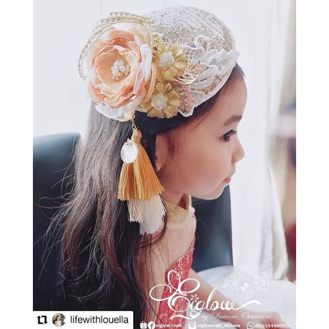 TERLARIS Dong Xia gold fascinator sinamay gold tea party hairpiece