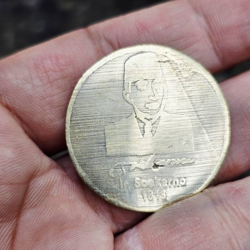 BISA COD. Koin Kuno Soekarno / Koin Emas Sukarno Bahan Kuningan Tebal Antik untuk koleksi.